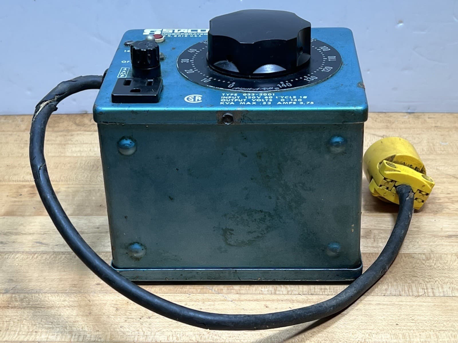 Staco 033-2001 Variable Electric Autotransformer - 3.75 AMPS, Output: 0-140v 3