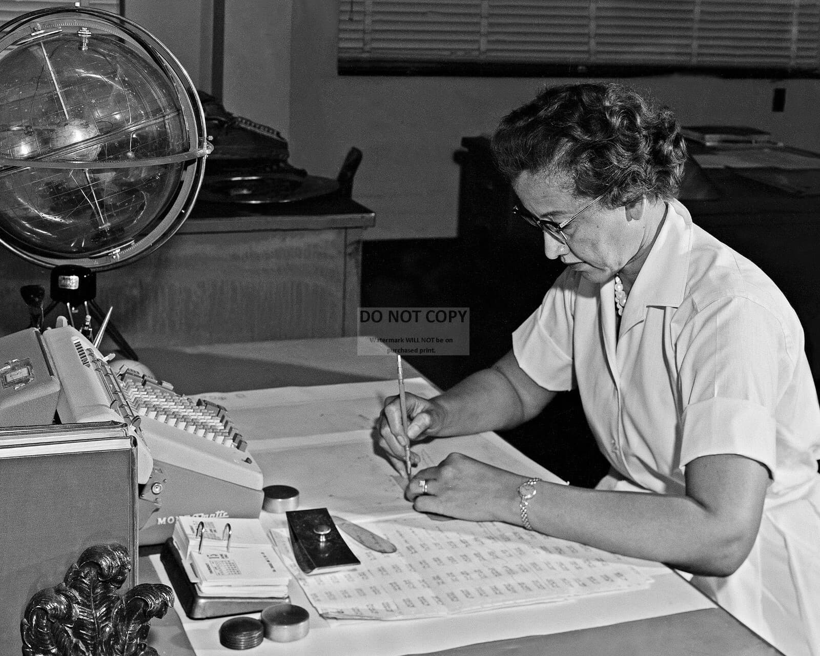 KATHERINE JOHNSON LEGENDARY NASA MATHEMATICIAN & PHYSICIST - 8X10 PHOTO (OP-551)