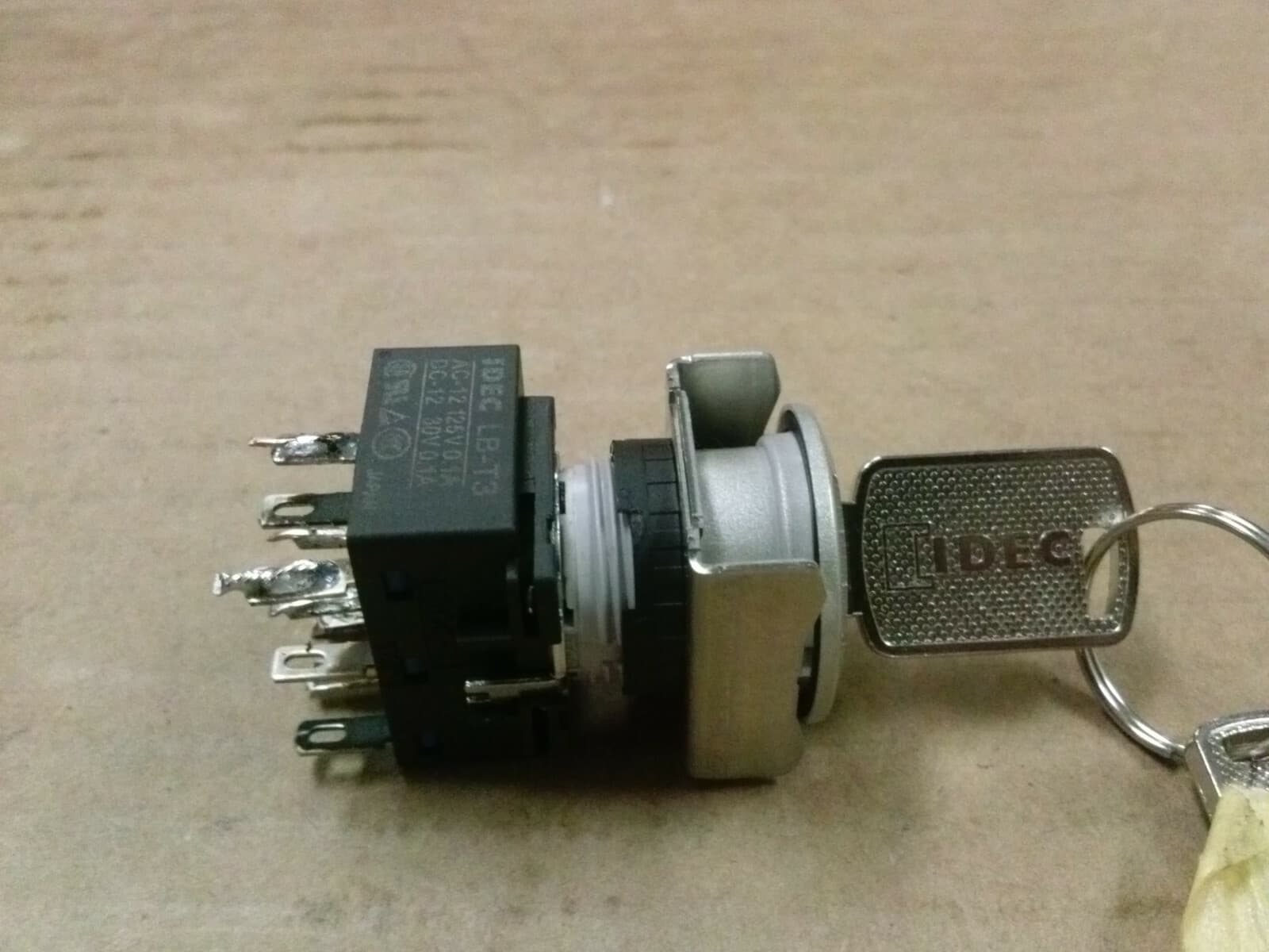 IDEC LB-T3 LB Series Key Switch with key 2