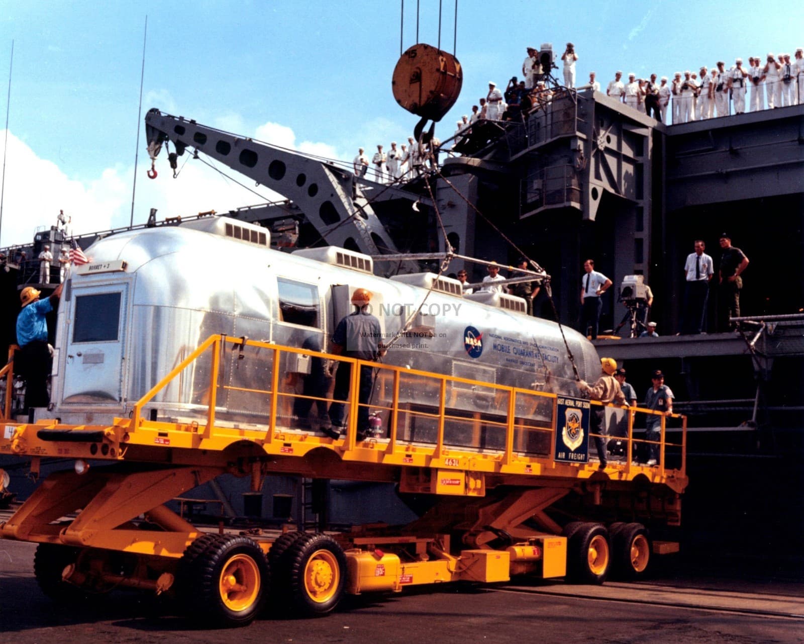 OFFLOADING OF MOBILE QUARANTINE FACILITY POST APOLLO 11 8X10 NASA PHOTO (ZY-191)