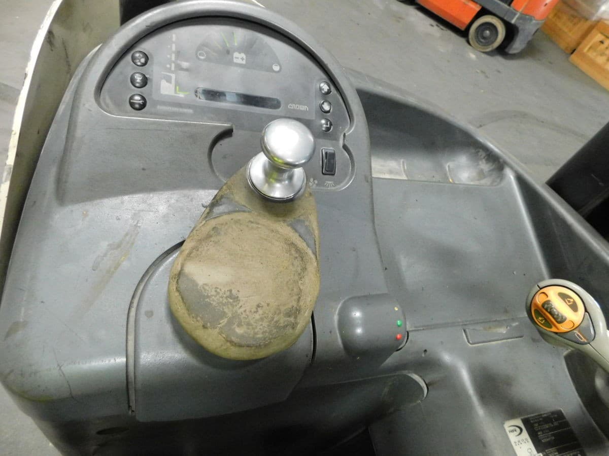 CROWN RR5225-45 REACH ELECTRIC FORKLIFT 36V M6478 5