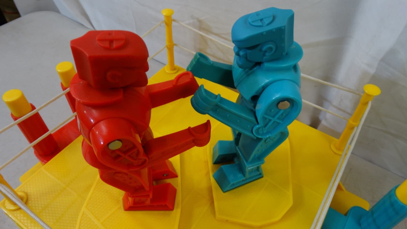 2001 Vintage Rock 'EM Sock 'EM Robots Game Boxing Ring Classic Toy Kids Mattel 4