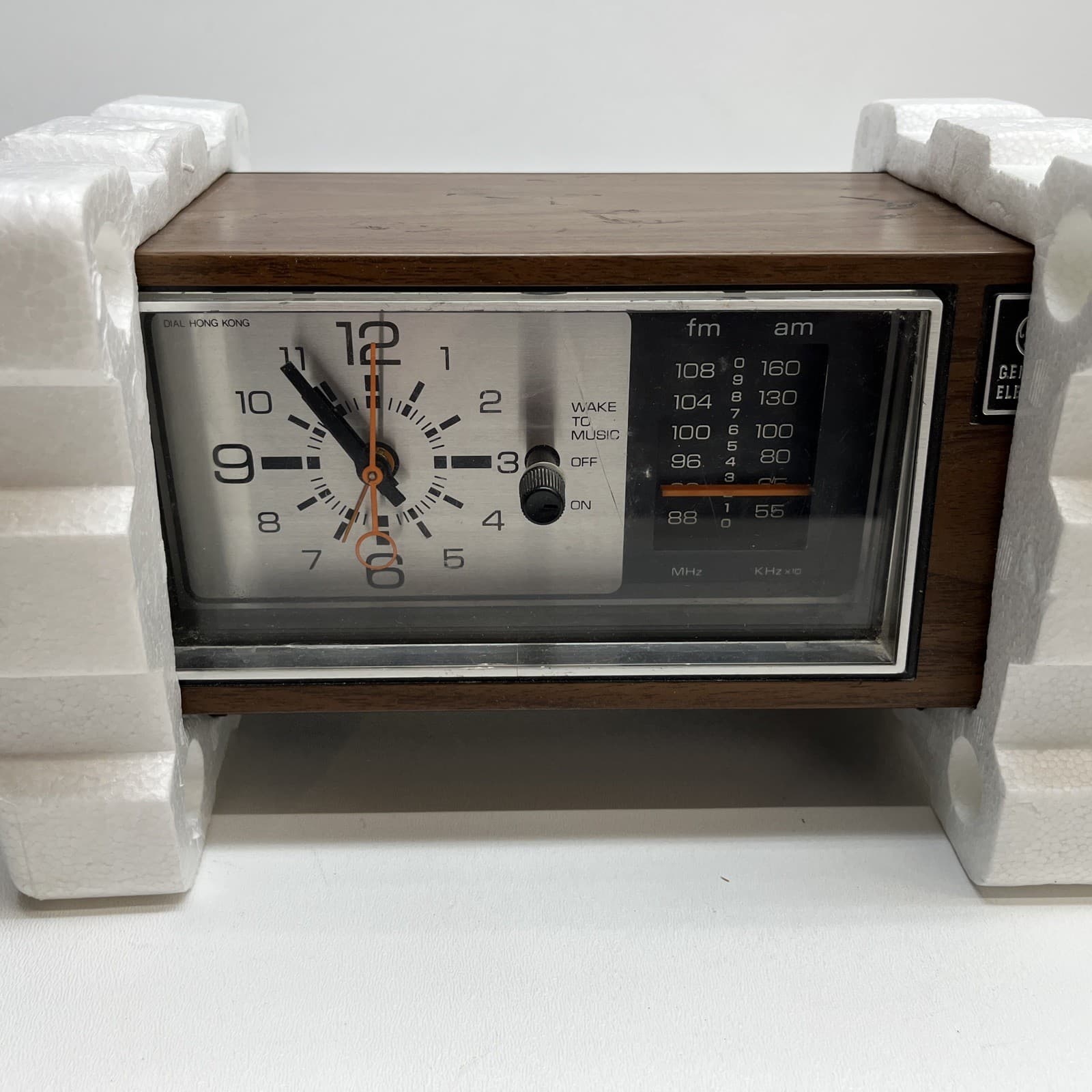 General Electric AM FM Clock Radio Model 7-4550D Walnut Wood Finish Working 4