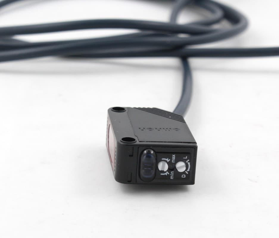 E3Z-D81 Photoelectric Sensor Switch Diffuse-reflective Pre-wired PNP 5-100mm US 3