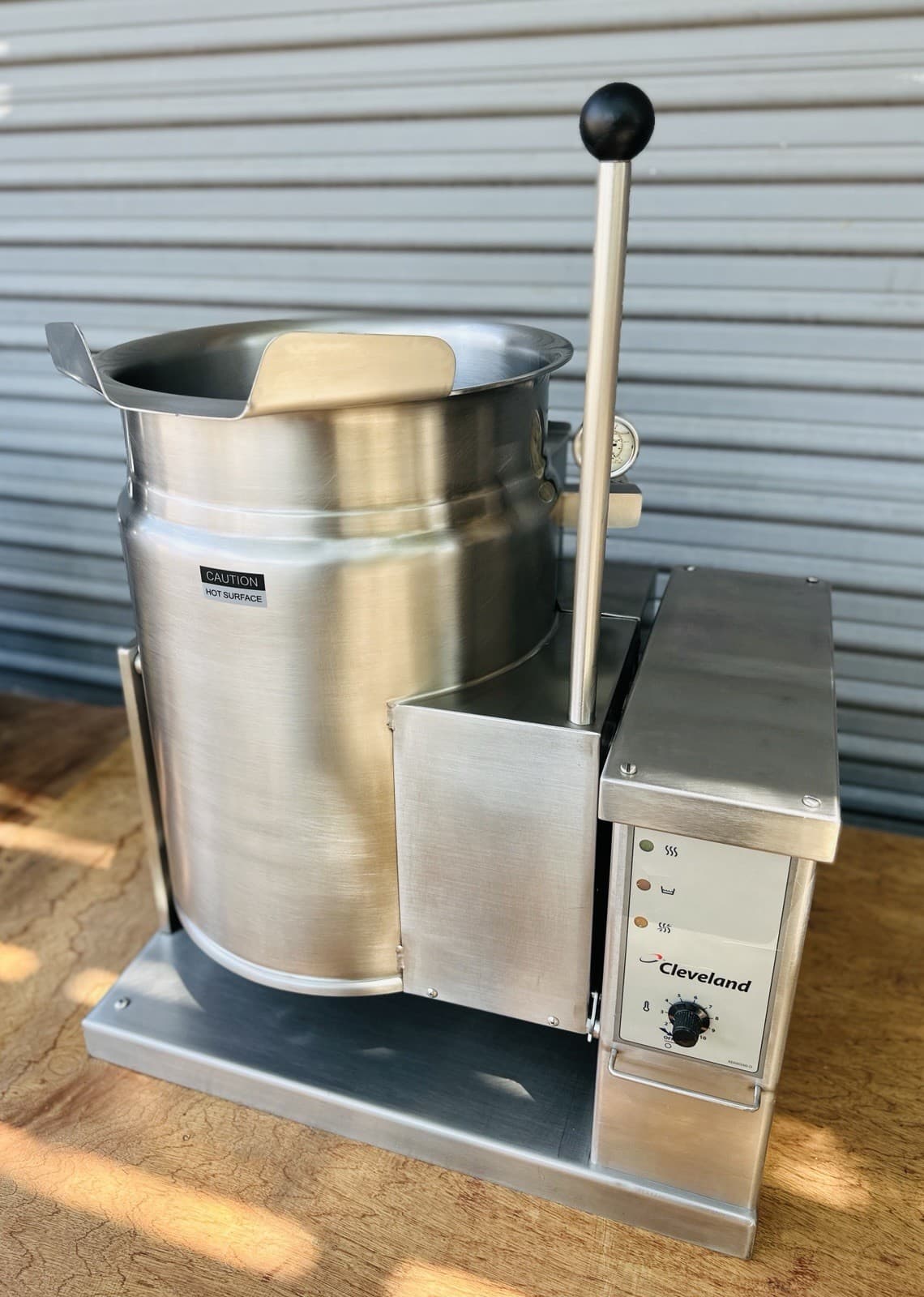 Cleveland KGT-6-T Natural Gas 6 Gallon Tilting 2/3 Steam Jacketed Kettle 3