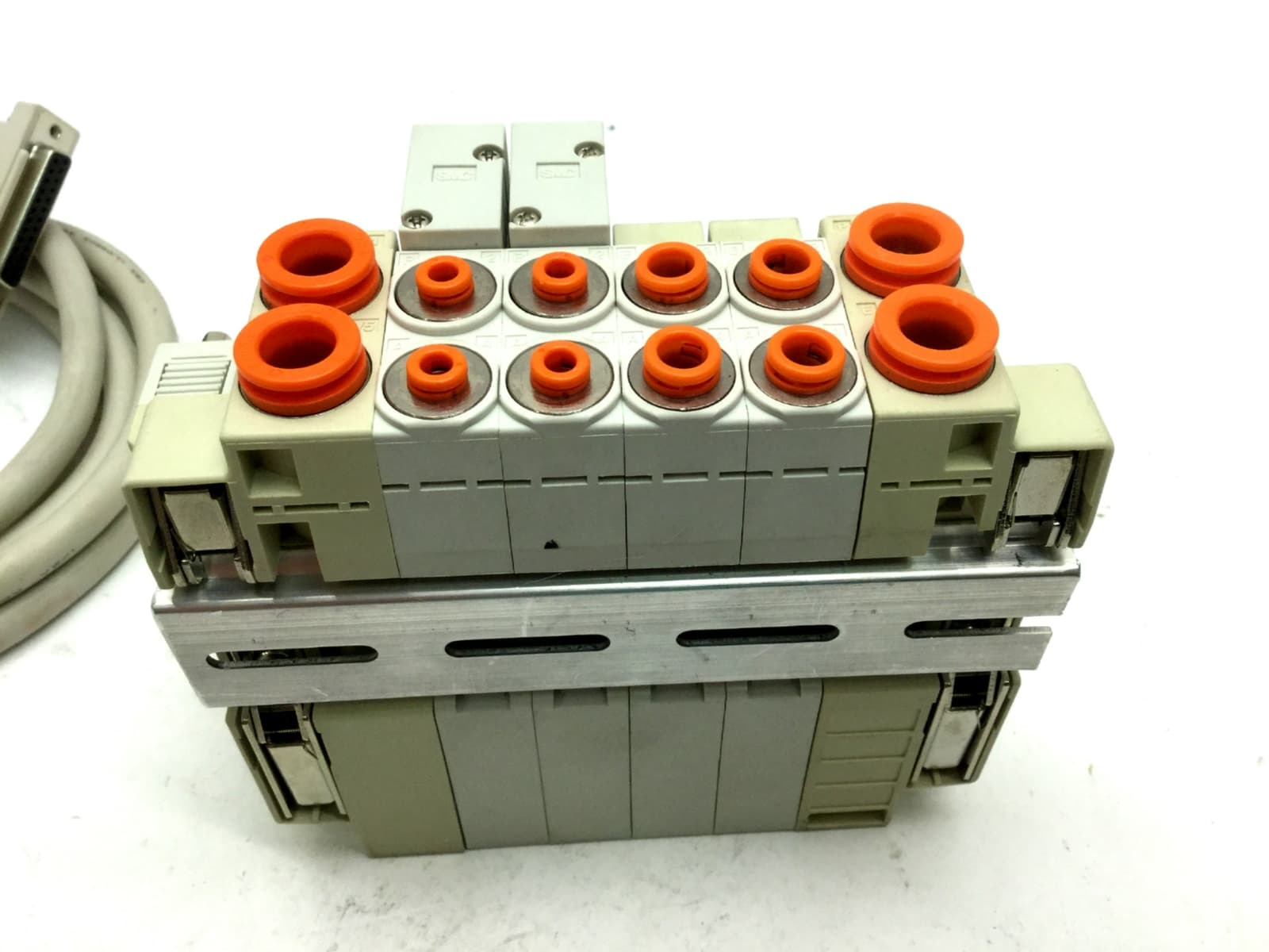 SMC Manifold With 2x SV2400-5FU Solenoid Valves, Coil Voltage: 24VDC, 0.2-0.7MPa 4