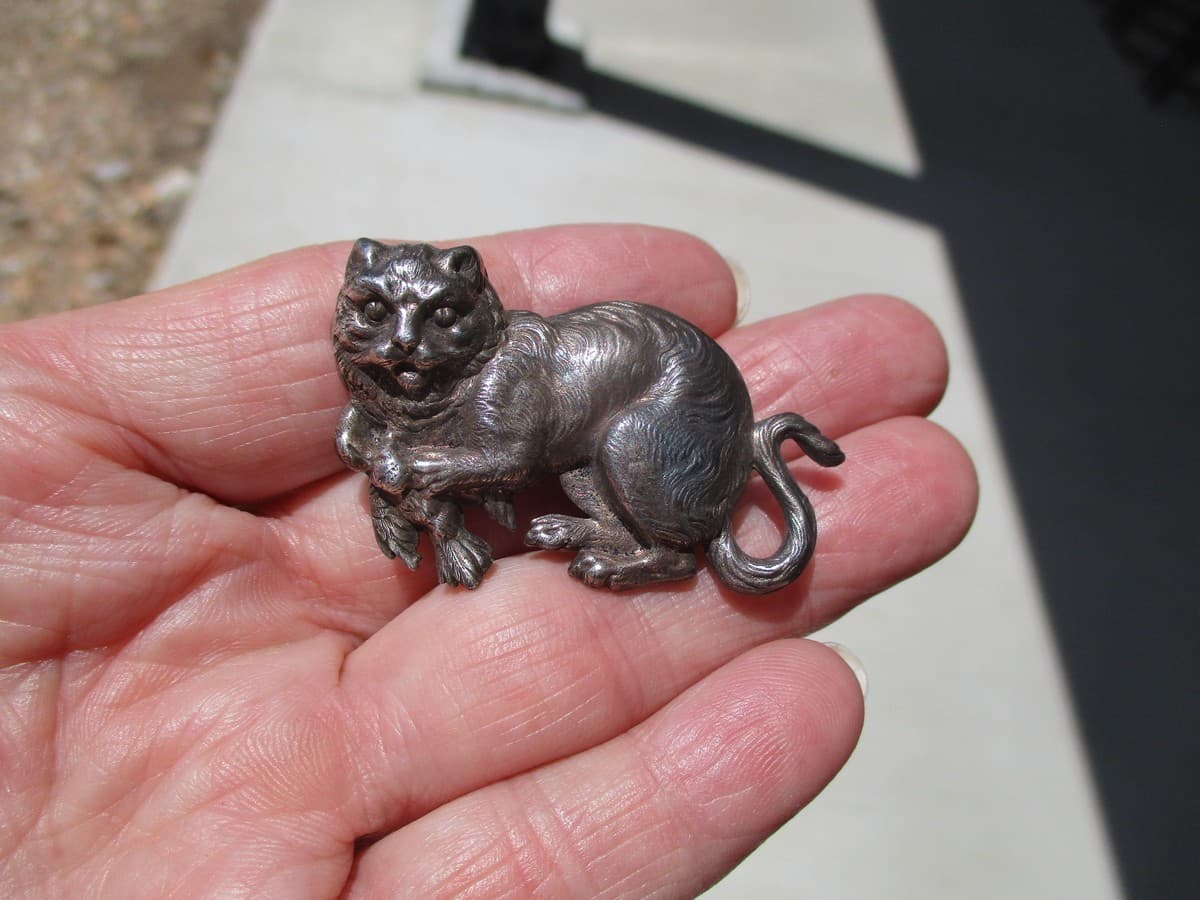 Vintage Antique French "REALISTIC CAT HOLDING A BIRD" White Metal Button 4