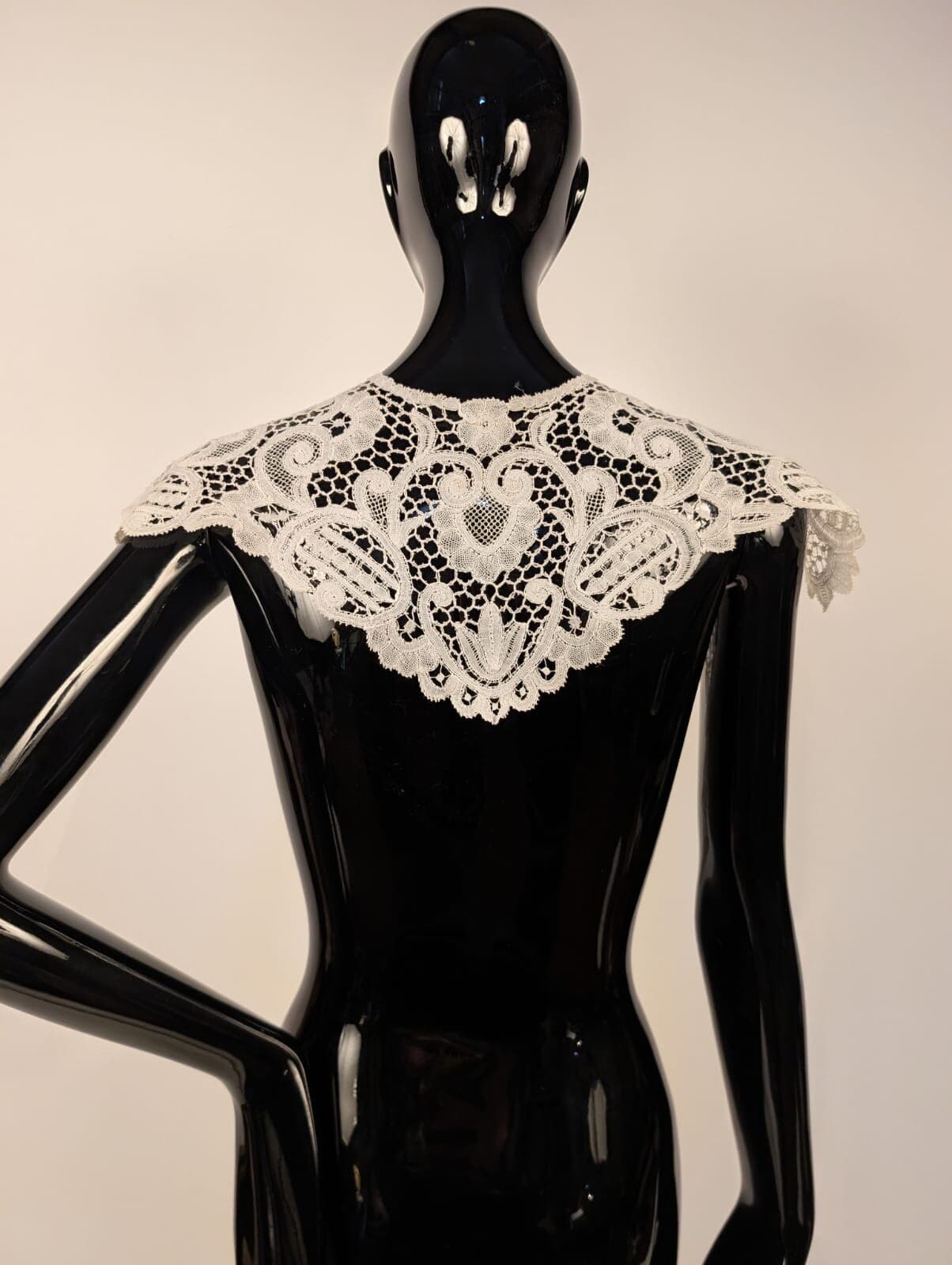 BEAUTIFUL VICTORIAN 19TH C HAND MADE LACE COLLAR FOR DRESS 3