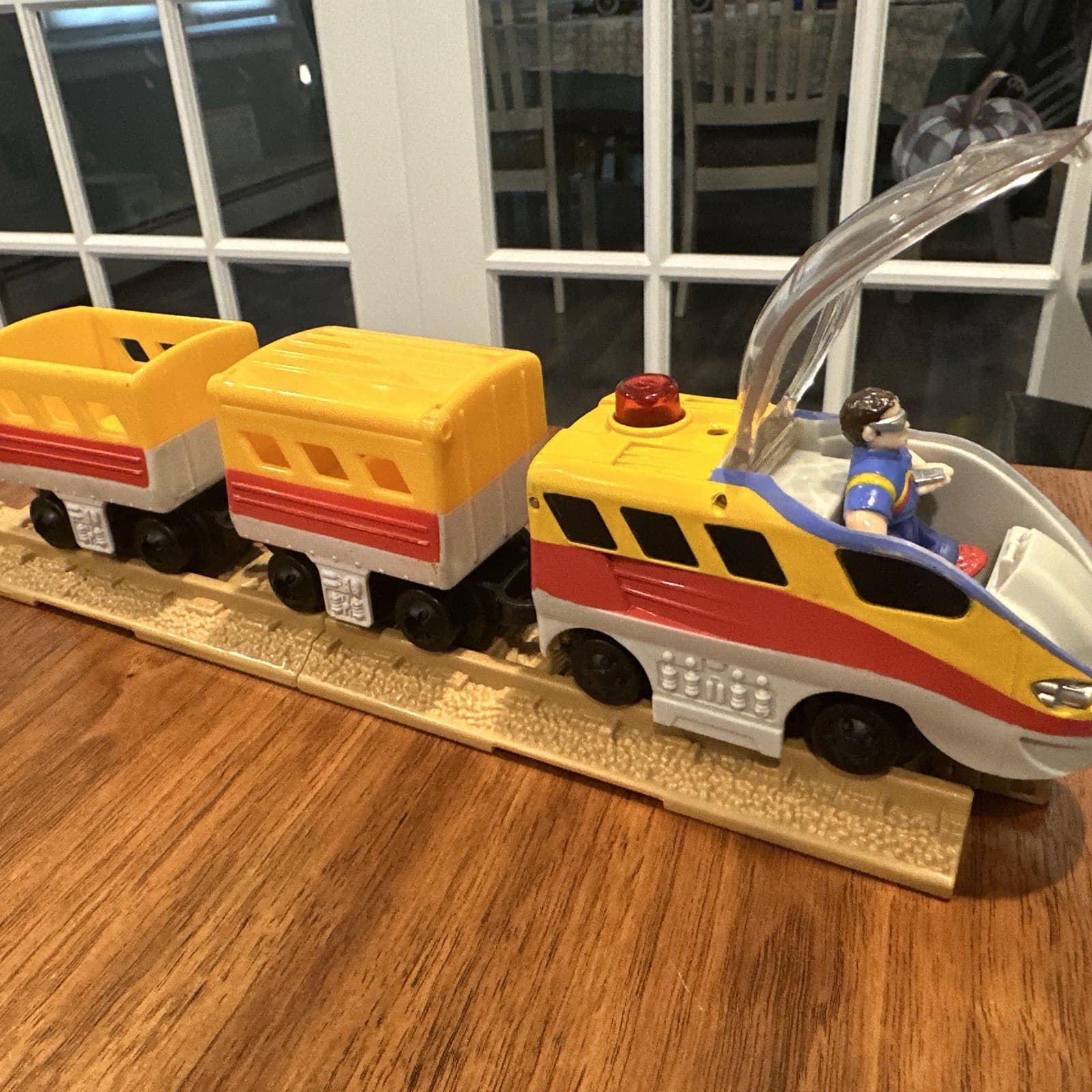 Fisher-Price GeoTrax Grand Central Station Aero Yellow Train & Eric USA Seller 6