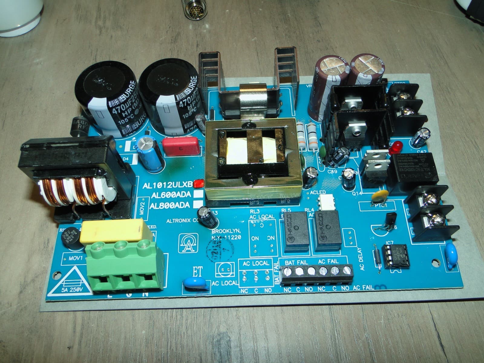 Altronix AL1012ULXB Power Supply Charger, Single Fused Output, 12VDC at 10A READ