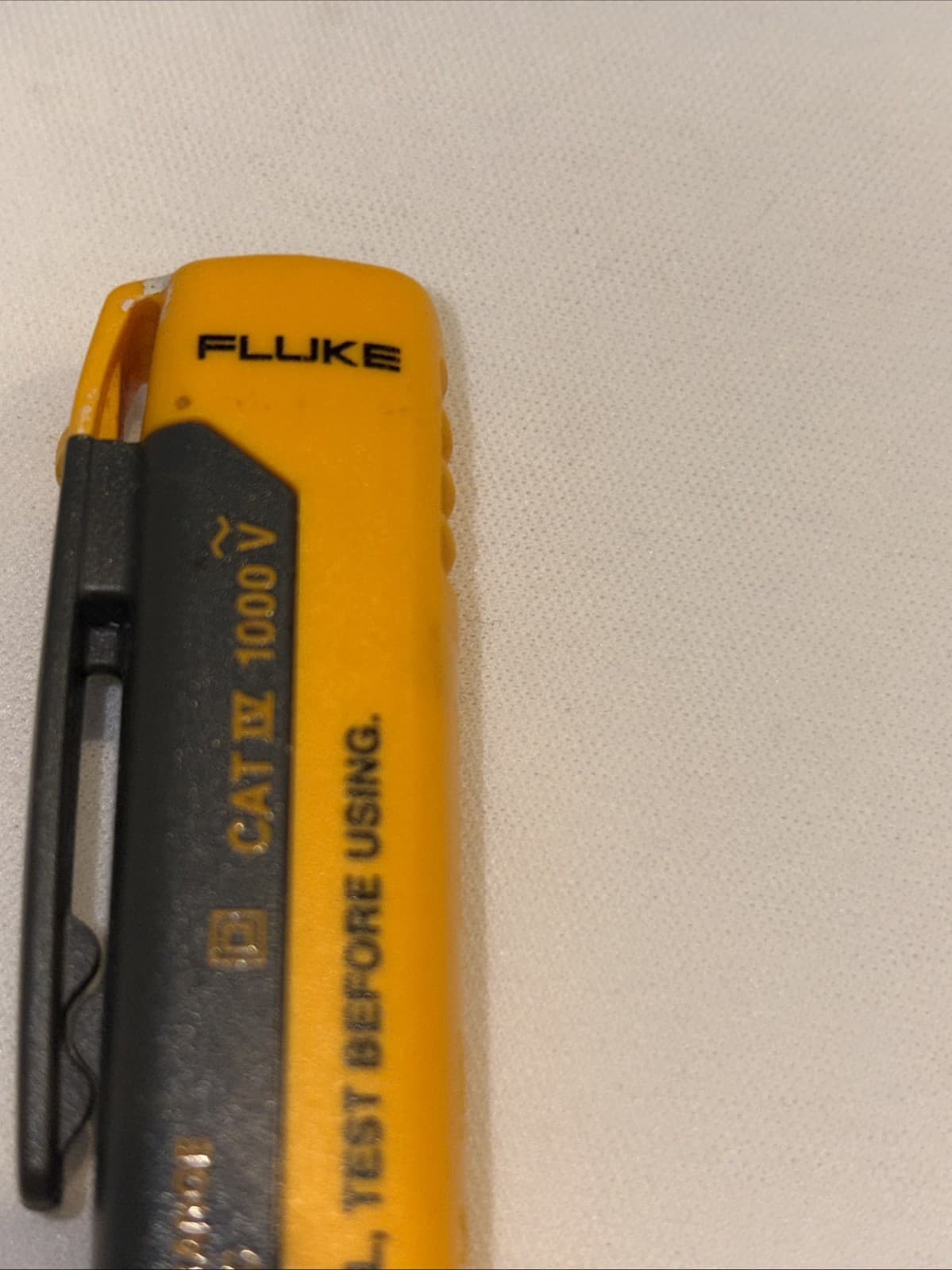 Fluke 1AC II VoltAlert Non-Contact Voltage Tester Pocket-Size 90-1000V AC Clip 2