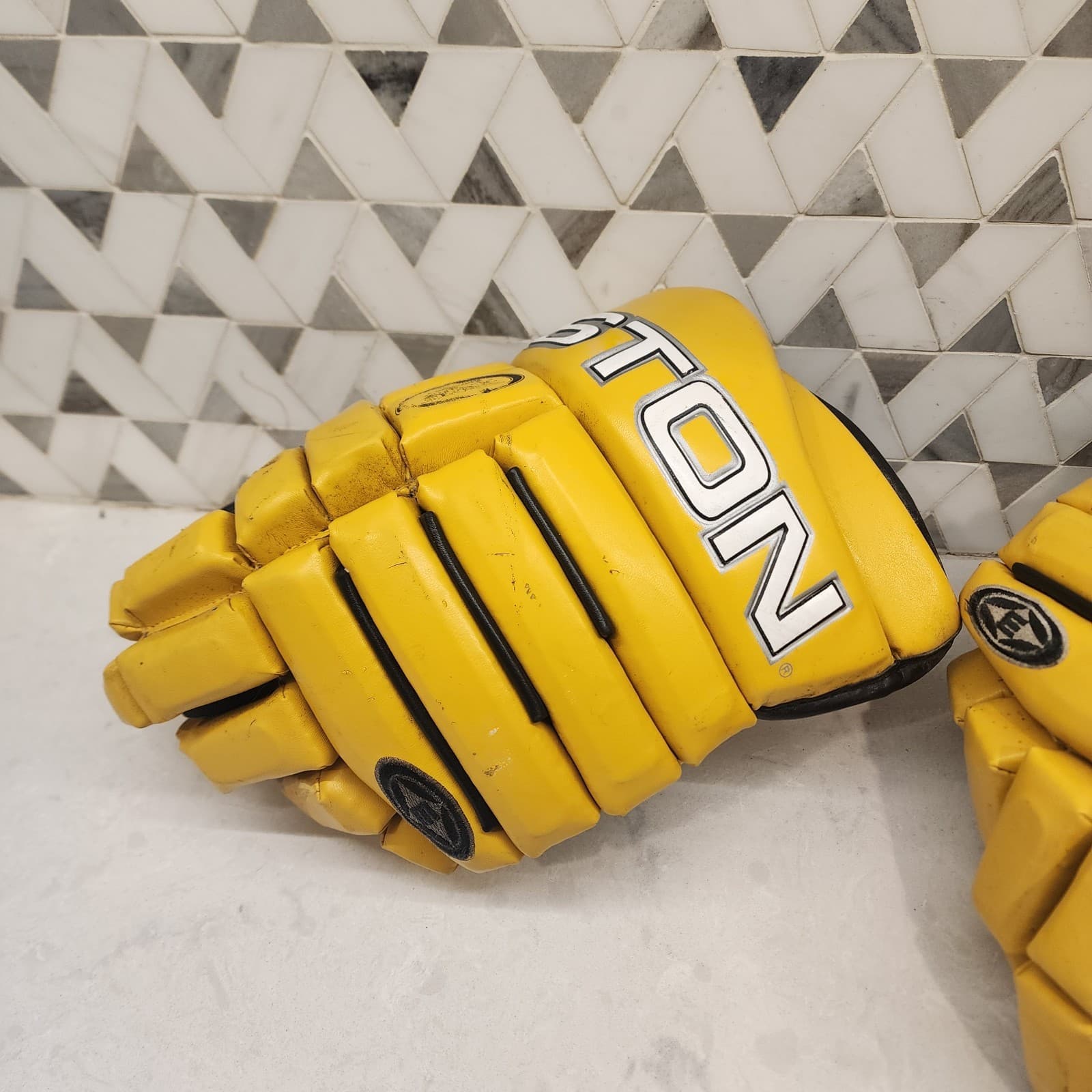 Vintage Easton Synergy Ergo Air Hockey Gloves 14"-36cm Seniors Glove Yellow 3