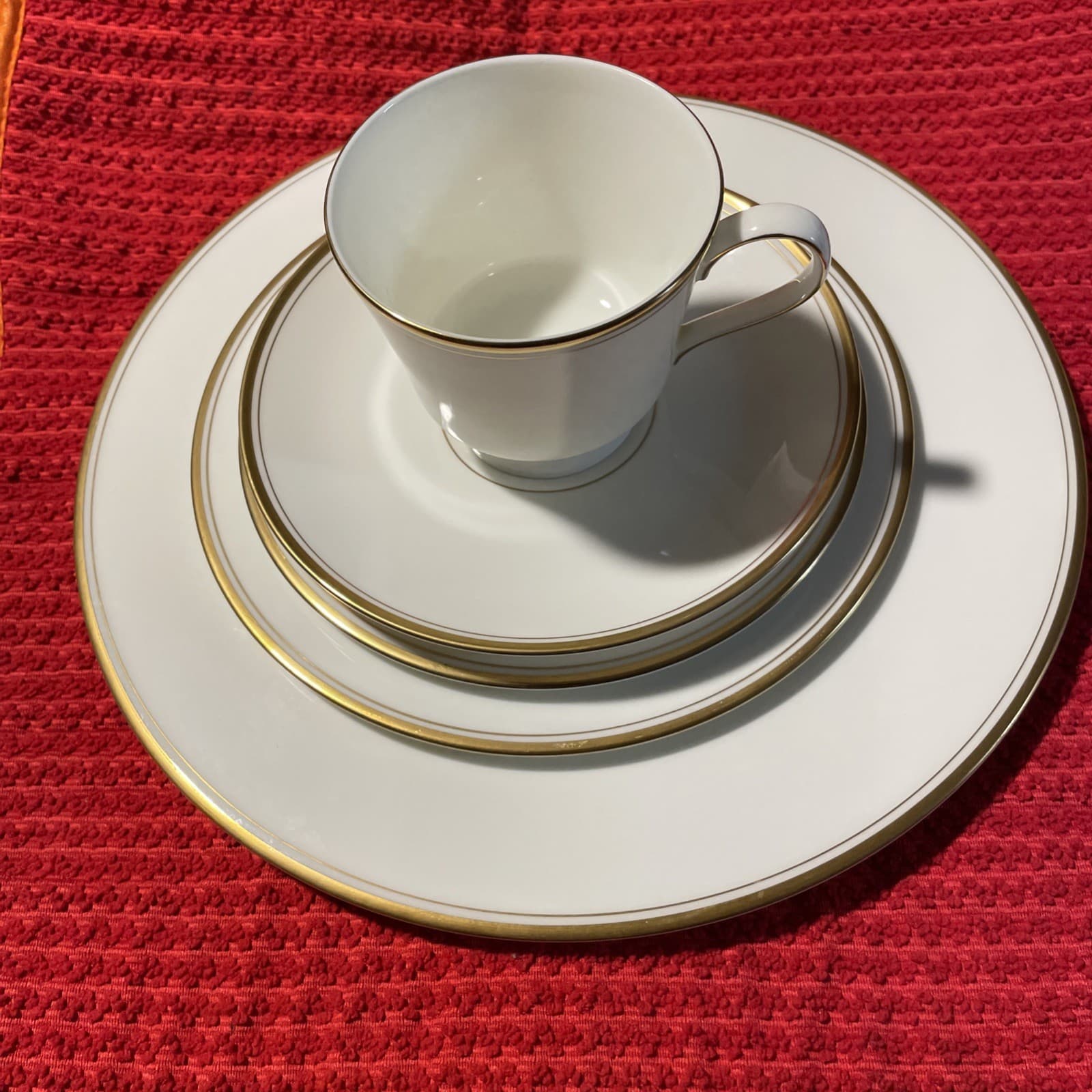 5 Piece Dinnerwear Set Mikasa Bone China Wheaton A1-102 Gold Trim