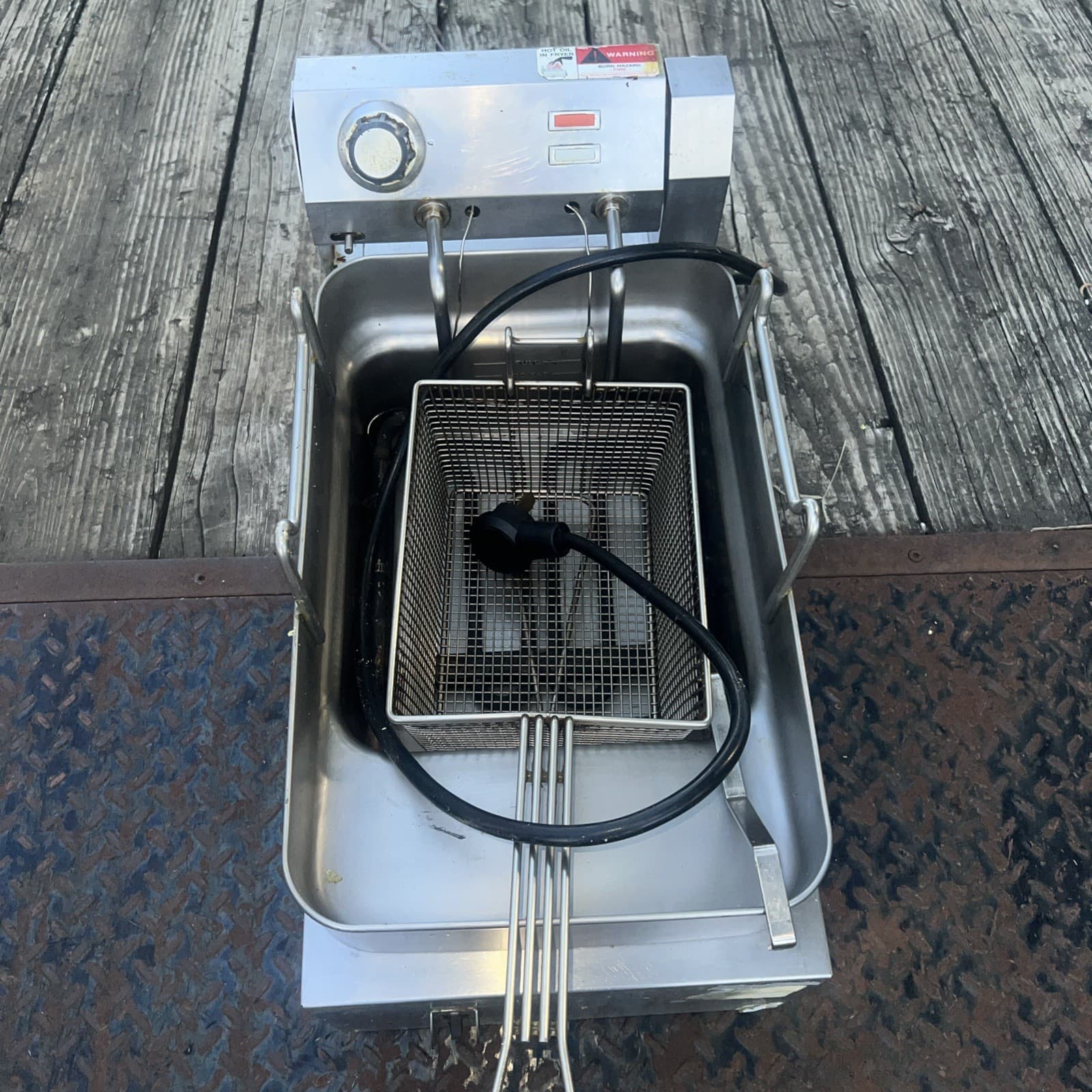 Wells 5E-F15CY 15 lb. Electric Countertop Fryer - 208-240V, 4319/5750W BB 4