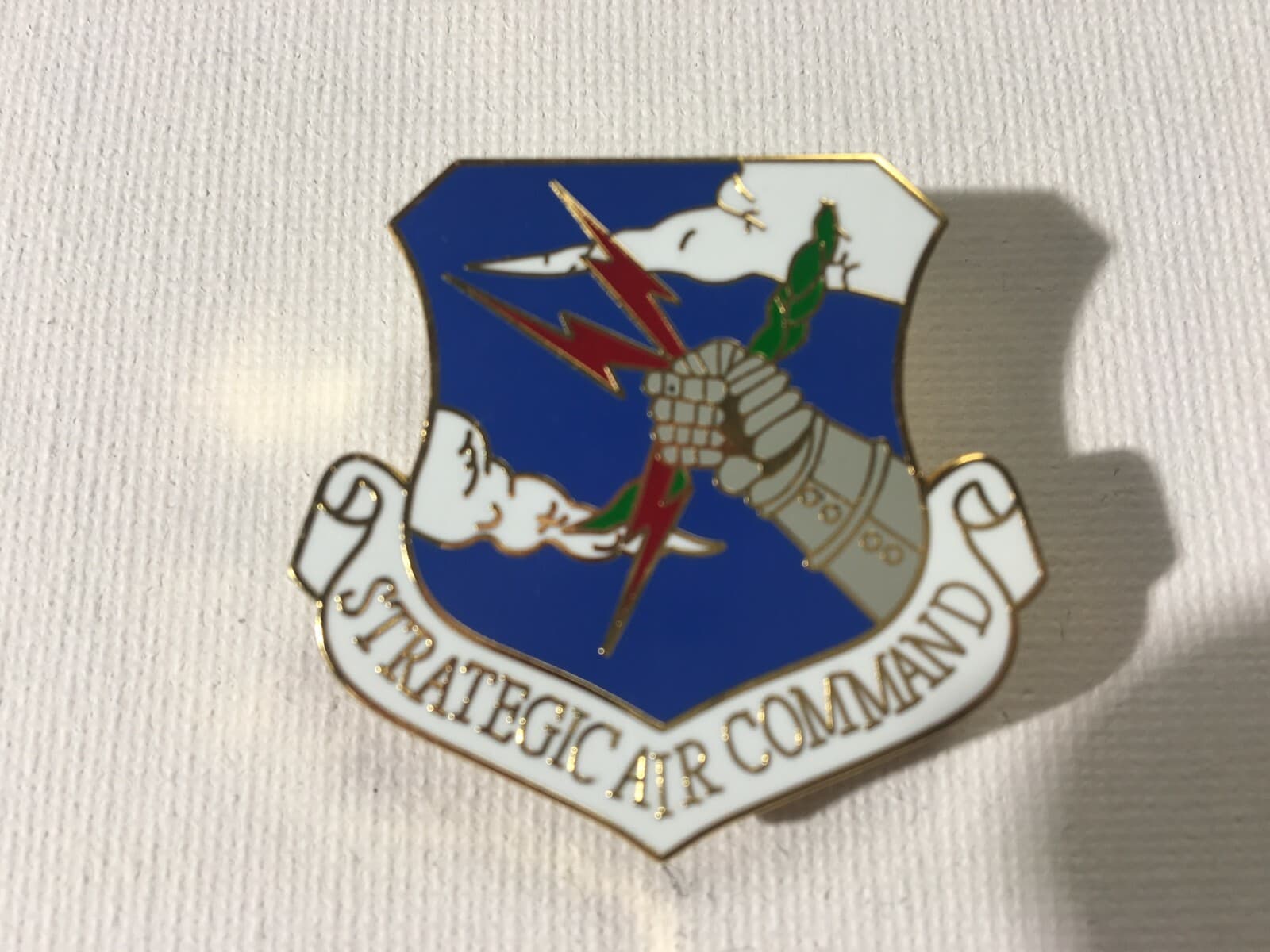 USAF STRATEGIC AIR COMMAND BERET PIN MEASURES 1 1/2 INCHES
