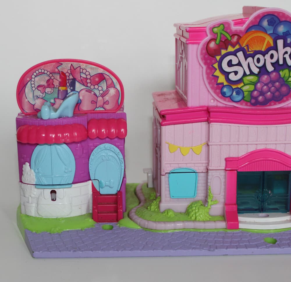 Shopkins Lil' Secrets Secret Small Mall - multi level playset w/ grocery store 2