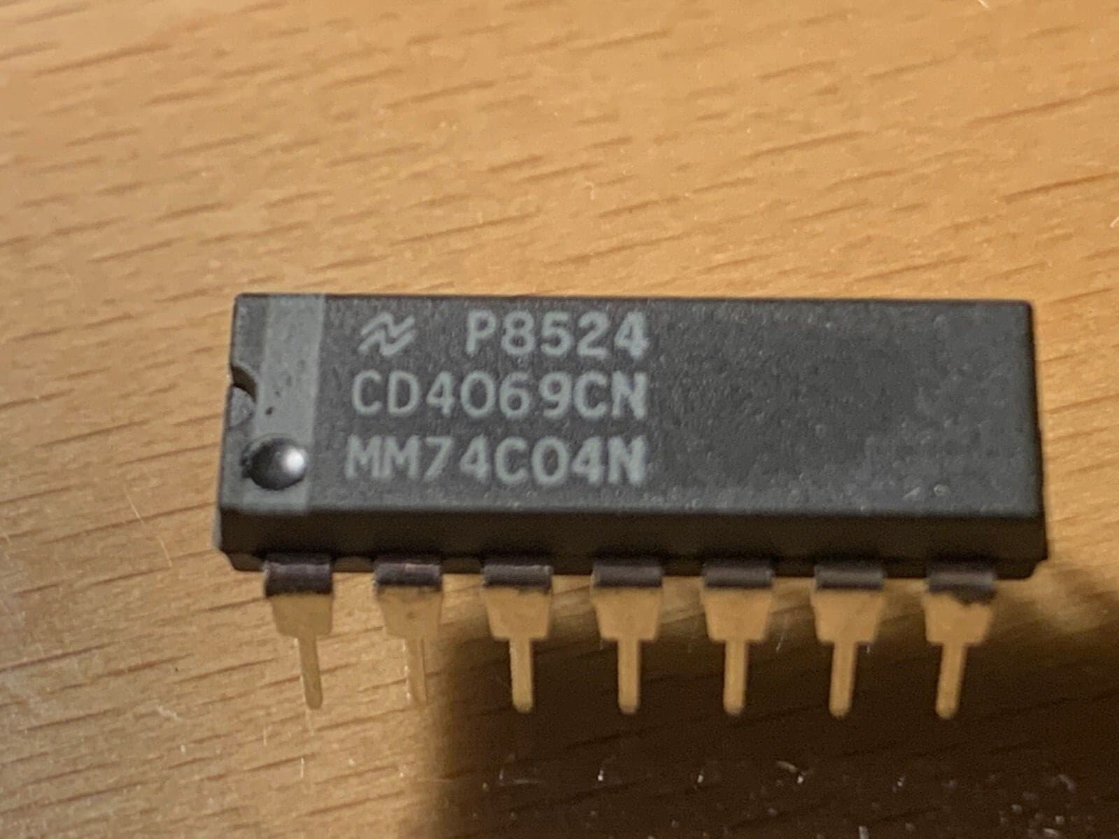 MM74C04N / CD4069CN IC - LOGIC CIRCUIT HEX INVERTER CMOS, 14 PIN DIP.