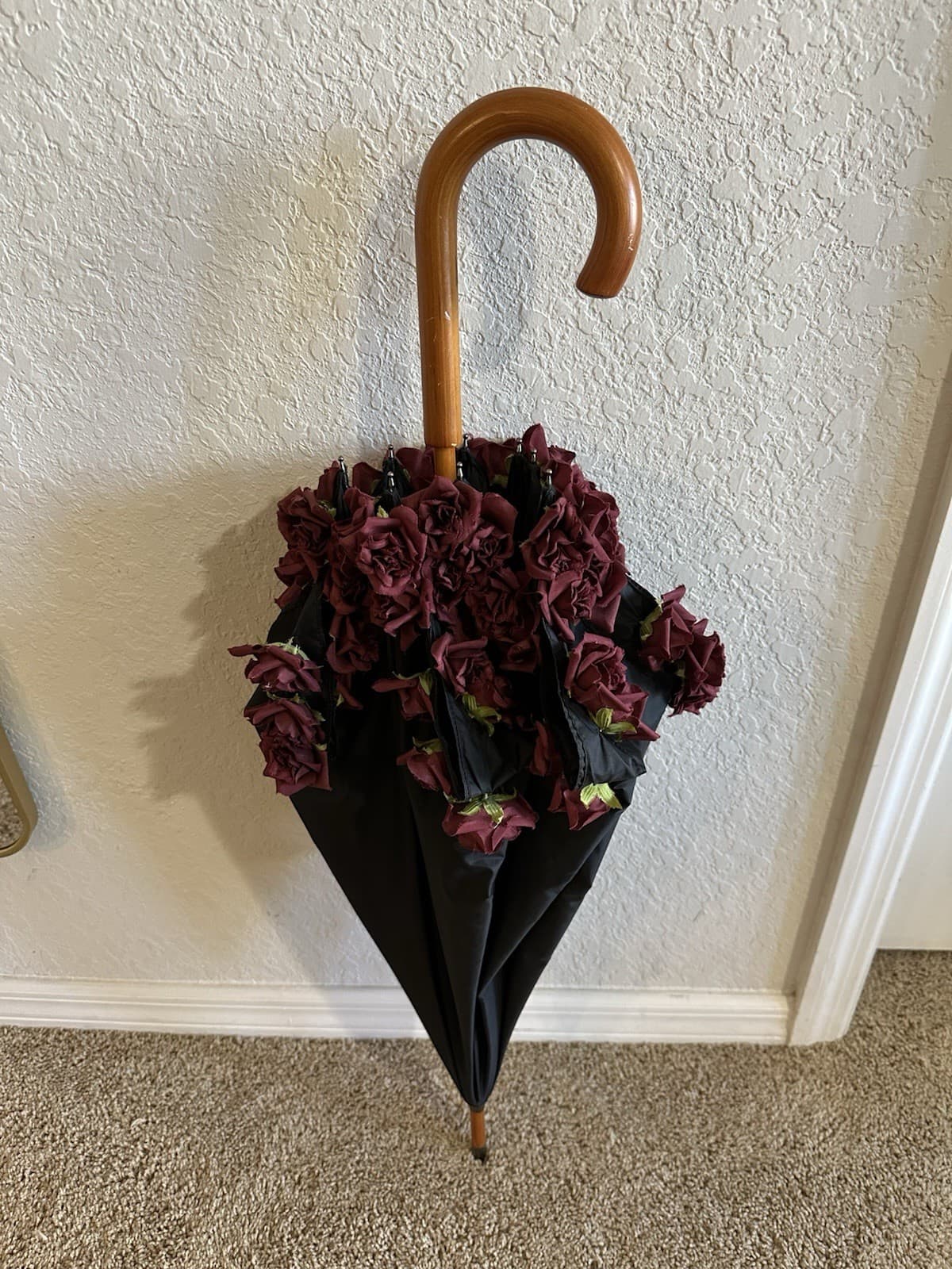 Black Umbrella with Burgundy Roses & Wooden Handle – Vintage Romantic Style 6
