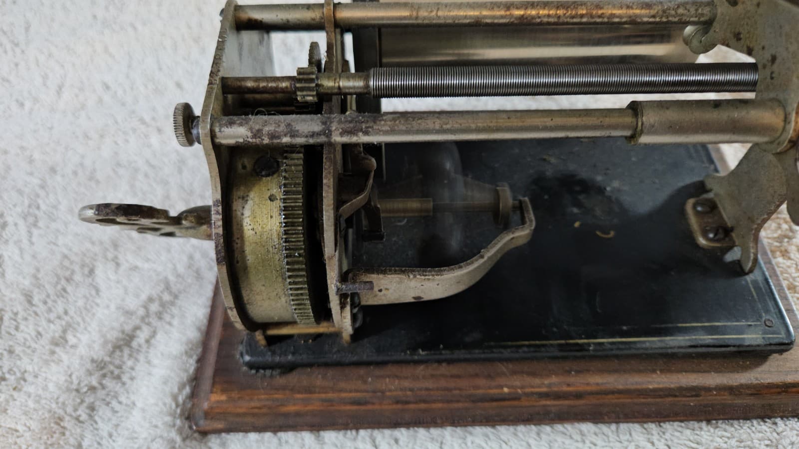 Columbia Graphophone working mechanism and key. Watch It Work! 2