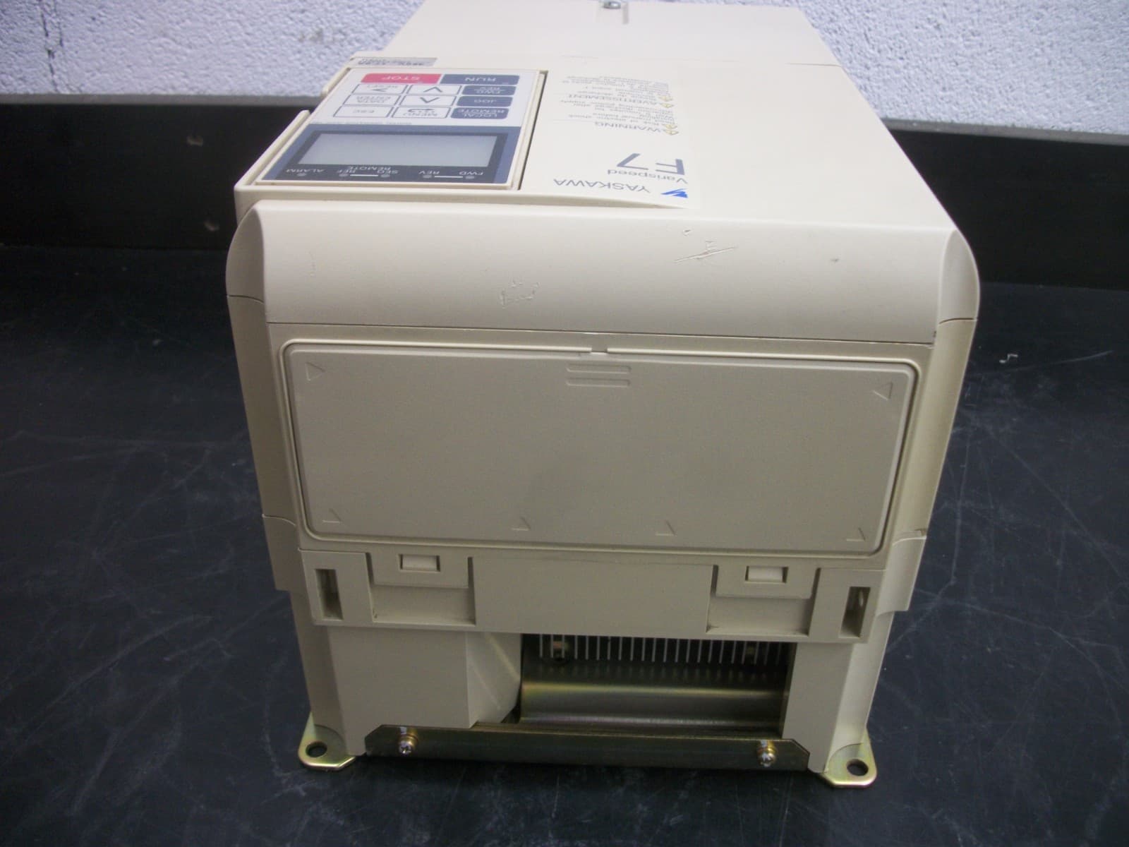 YASKAWA VARISPEED F7 VARIABLE FREQUENCY DRIVE CIMR-F7U47P5 480VOLT 3PH 17AMP 5