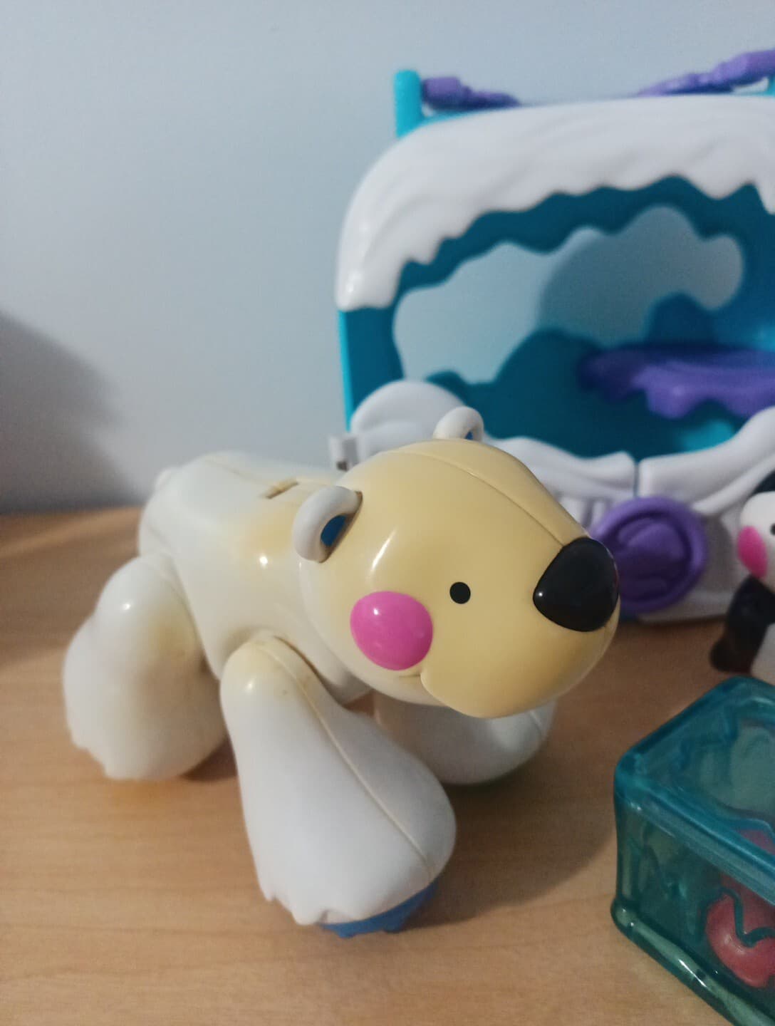 Fisher Price Amazing Animals Arctic  Friends Mother & Baby Polar Bears w Penguin 2