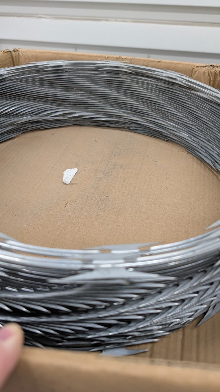 RAZOR WIRE, STAINLESS CORE/BARBS. 5 COILS/CASE 2