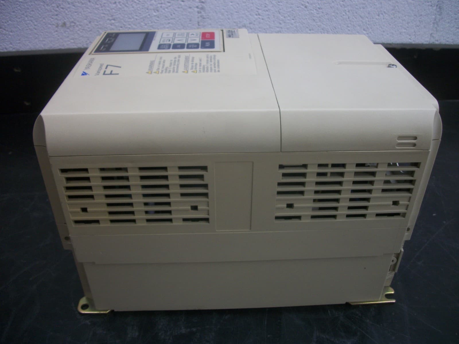 YASKAWA VARISPEED F7 VARIABLE FREQUENCY DRIVE CIMR-F7U47P5 480VOLT 3PH 17AMP 6