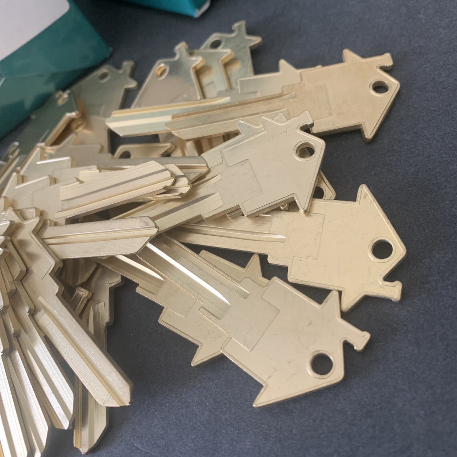 APARTMENT-HOME House Shaped Key Blanks 100-KW-11-6 PIN KWIKSET BRASS RE AGENTS 5