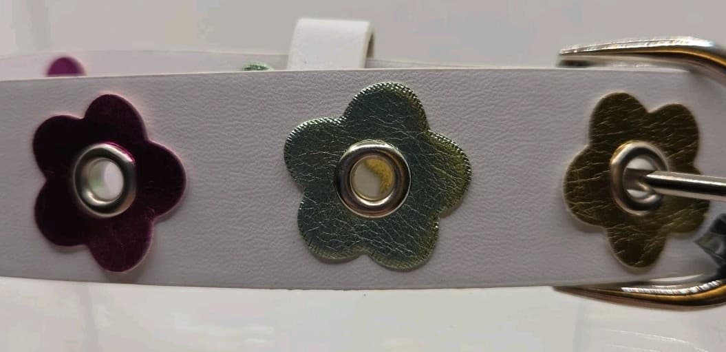 Girls White Flower Belt Size Medium New 2