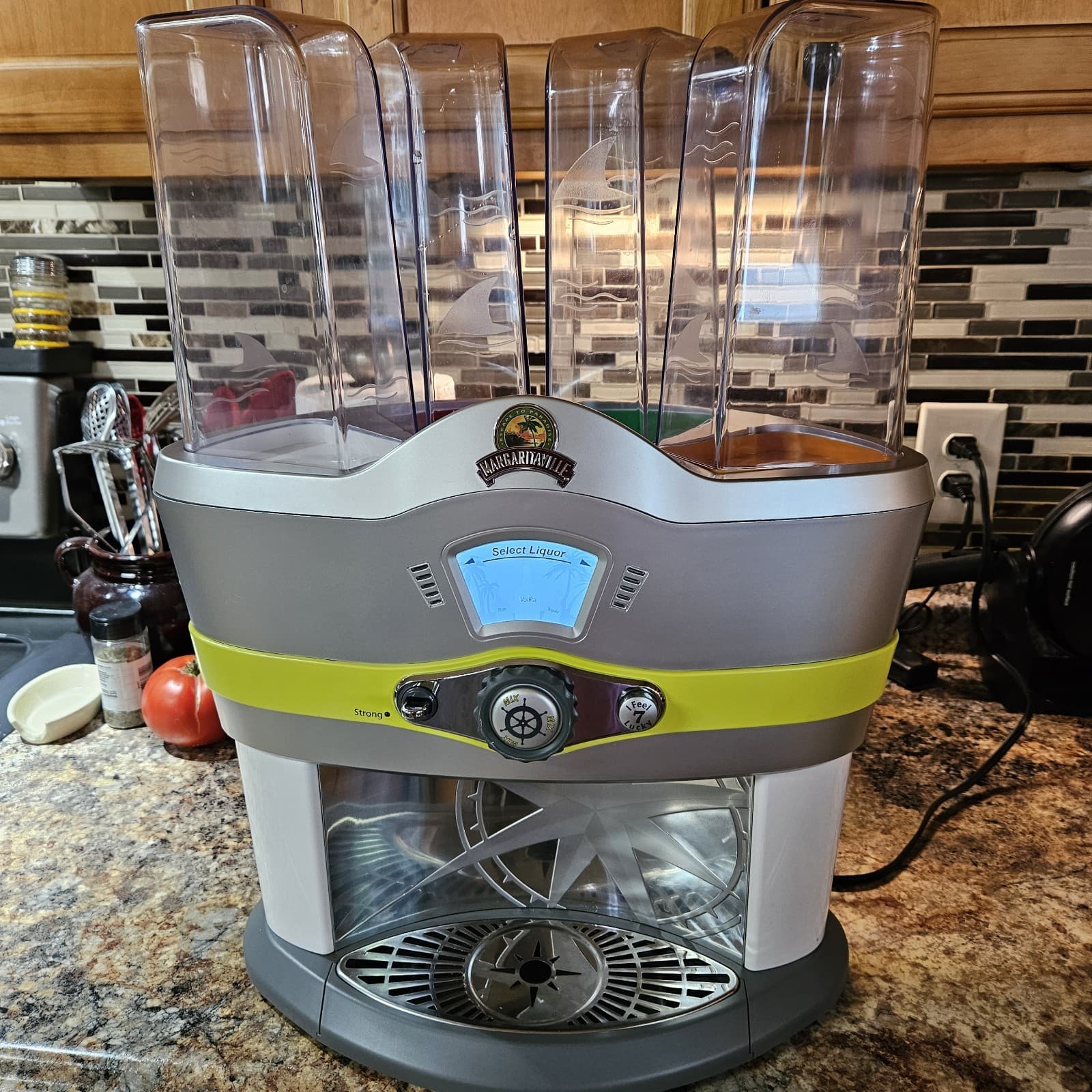 Margaritaville NBMGMD3000 Mixed Drink Maker with Padded Travel Bag! 2