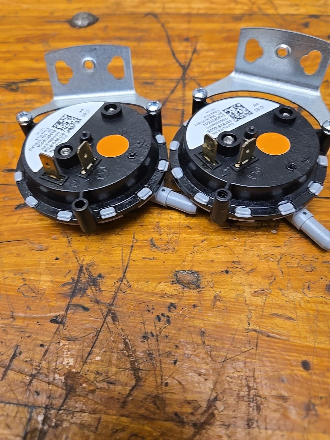 2Goodman Amana Gas Furnace OEM Air Pressure Switch B1370142  0130F00504  0.60"WC 2