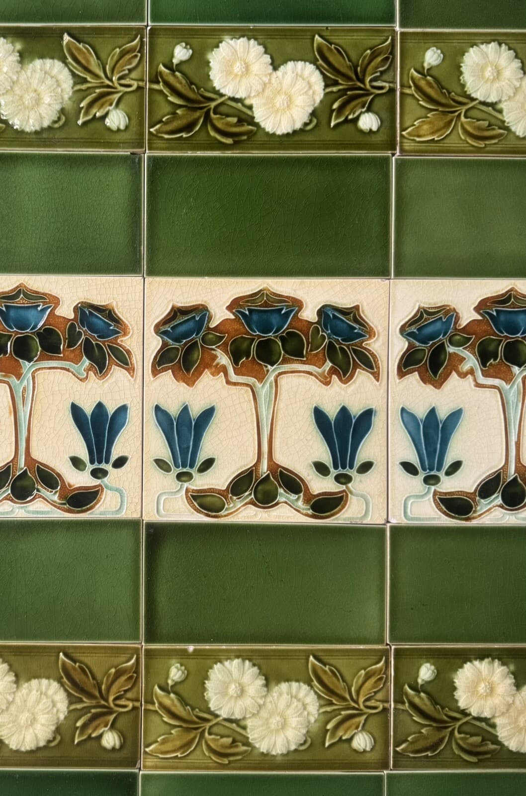 28 ENGLAND -  ANTIQUE ART NOUVEAU MAJOLICA TILE c1900 3