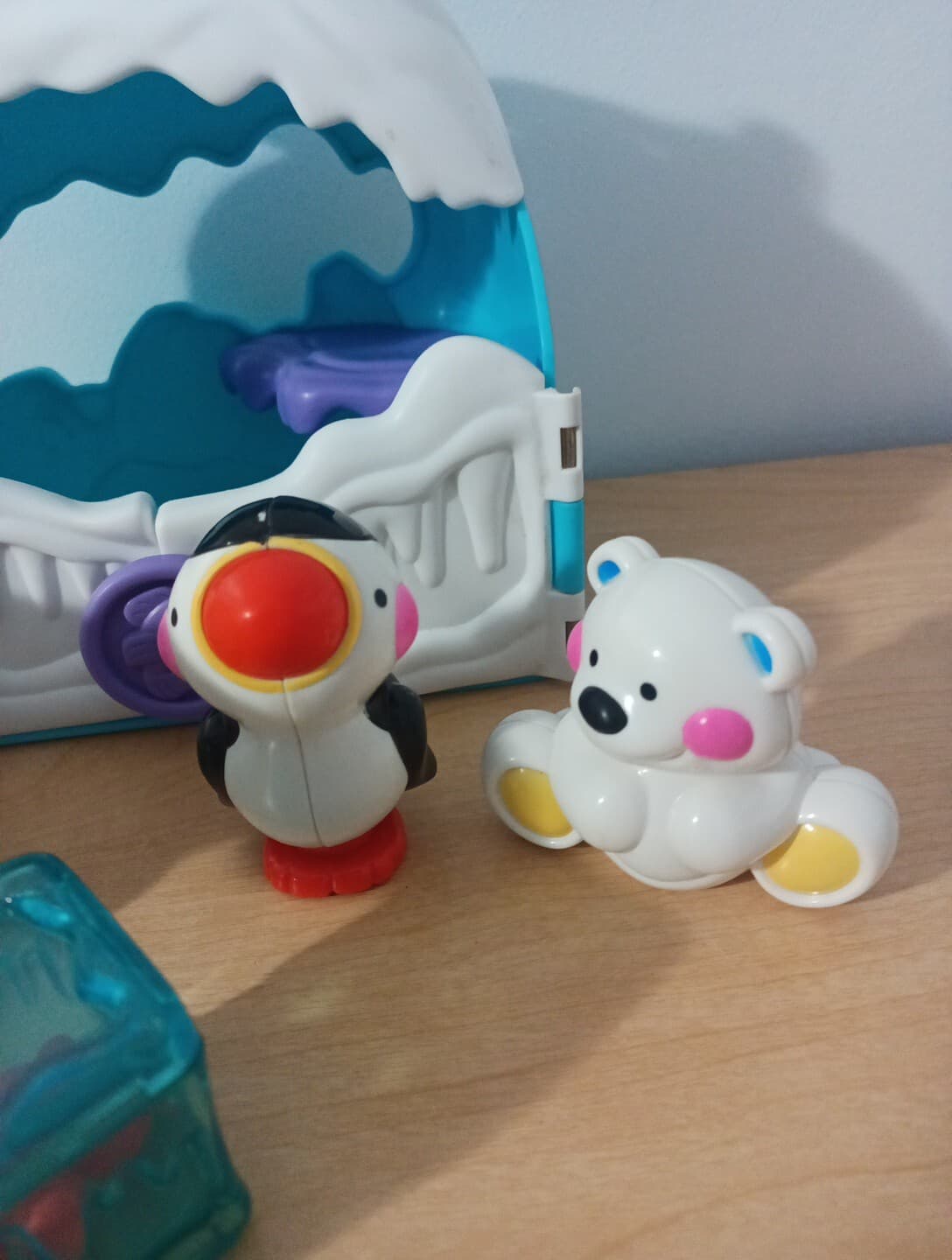 Fisher Price Amazing Animals Arctic  Friends Mother & Baby Polar Bears w Penguin 4