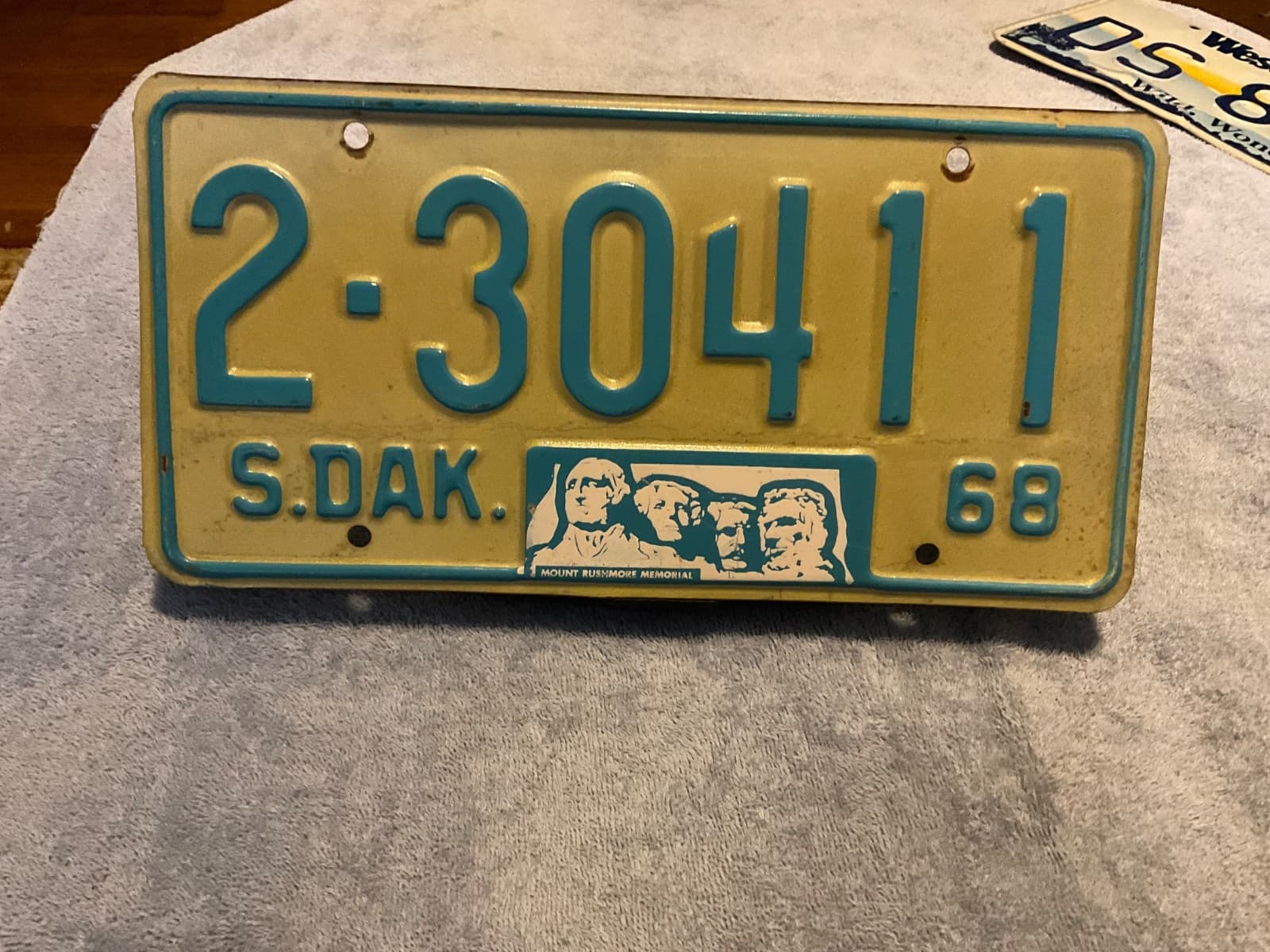 South Dakota SD 1968 License Plate 2 30411 Mount Rushmore