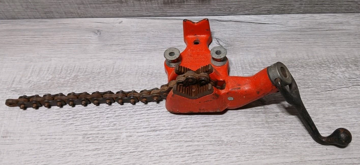 Ridgid BC-210 Bench Chain Pipe Vise 1/8" - 2 1/2" Pipe Capacity. Made in USA.