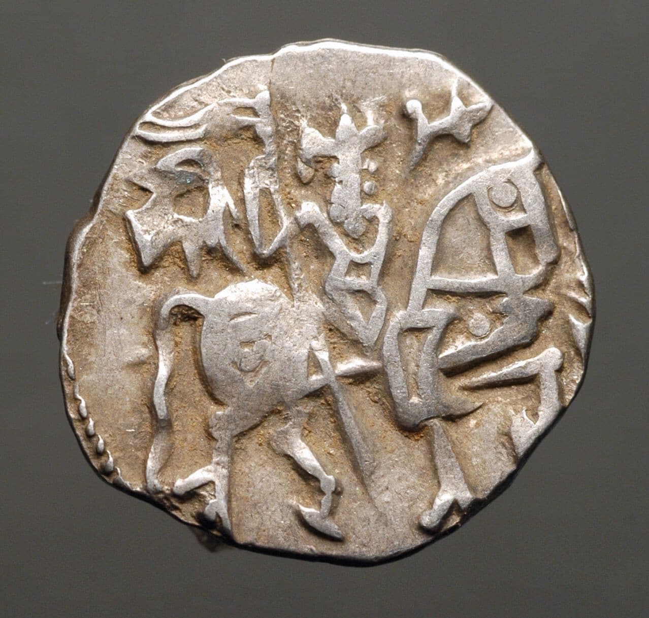 I14-50     Shahi Kings, Silver Drachm, "Samanta Deva" Bull / Horseman 2