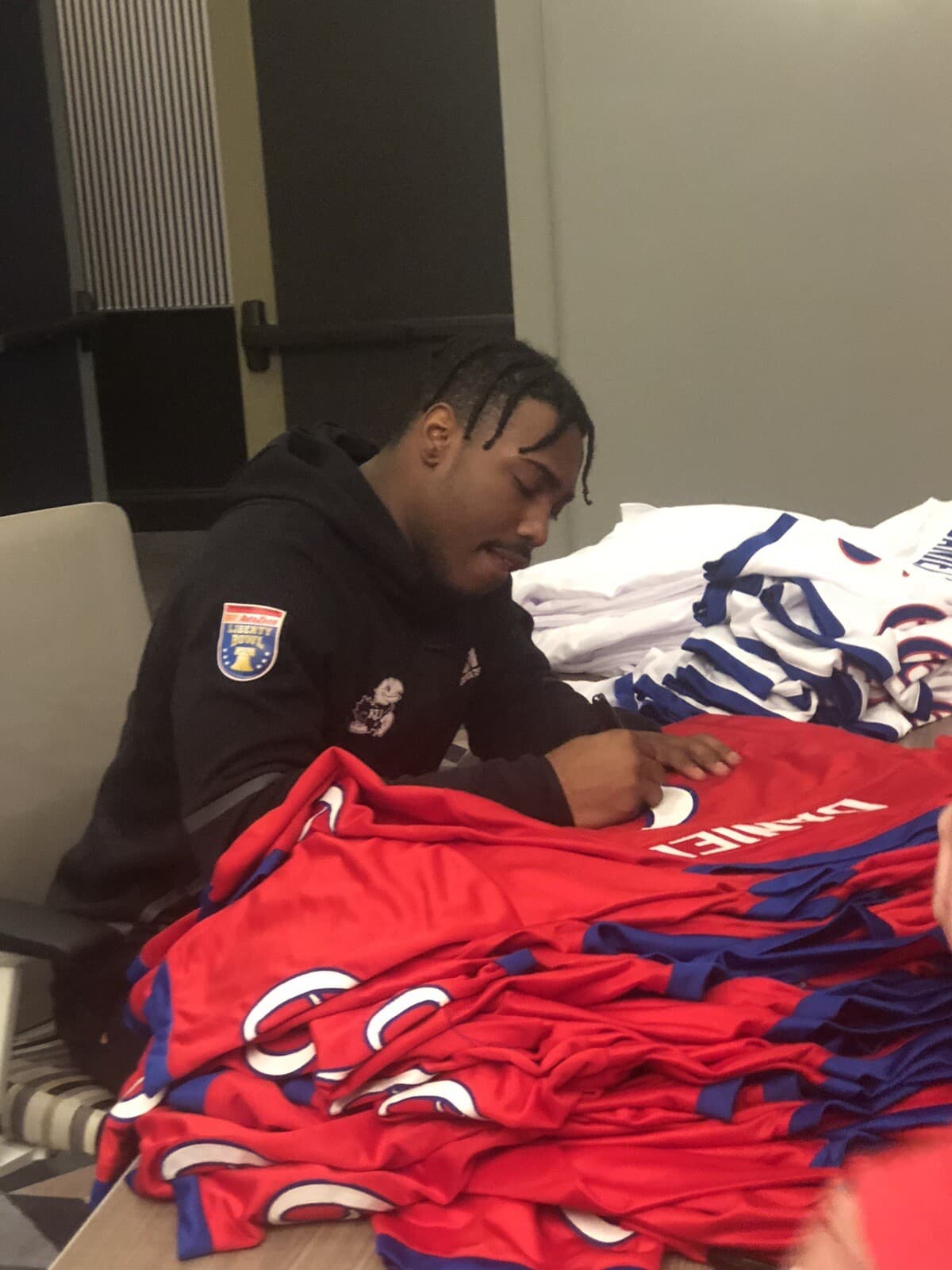 JALON DANIELS SIGNED KANSAS CUSTOM XL RED JERSEY 3-5-23 BECKETT 3