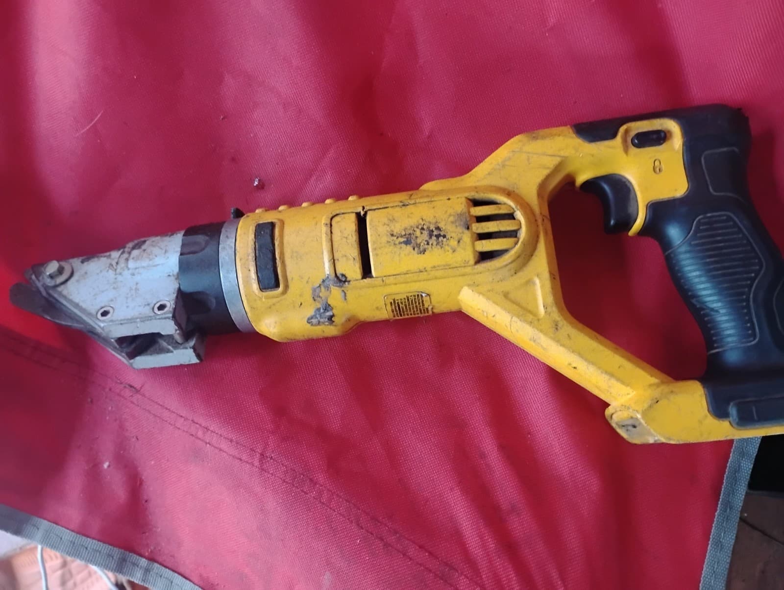 DEWALT 20V MAX DCS491 Cordless 18-Gauge Swivel Head Shears (Tool Only) 5