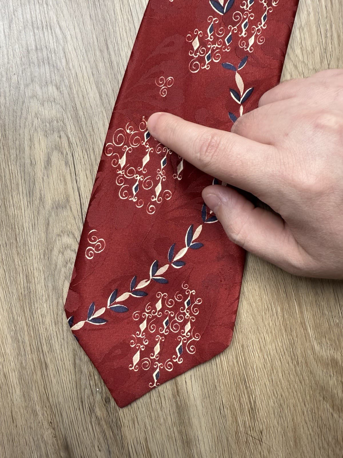 Vintage 1940s Swing Tie Red Silk Jacquard Leaf Vine Scroll Pattern Wide Necktie 4