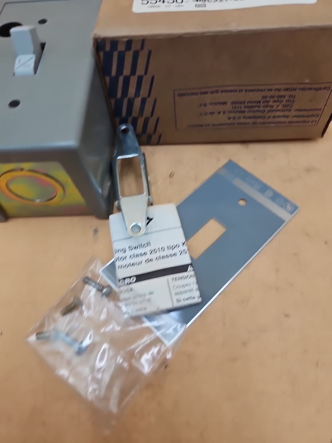 Square D 2510-KG2 Ser. A Manual Motor Starting Toggle Switch. 2