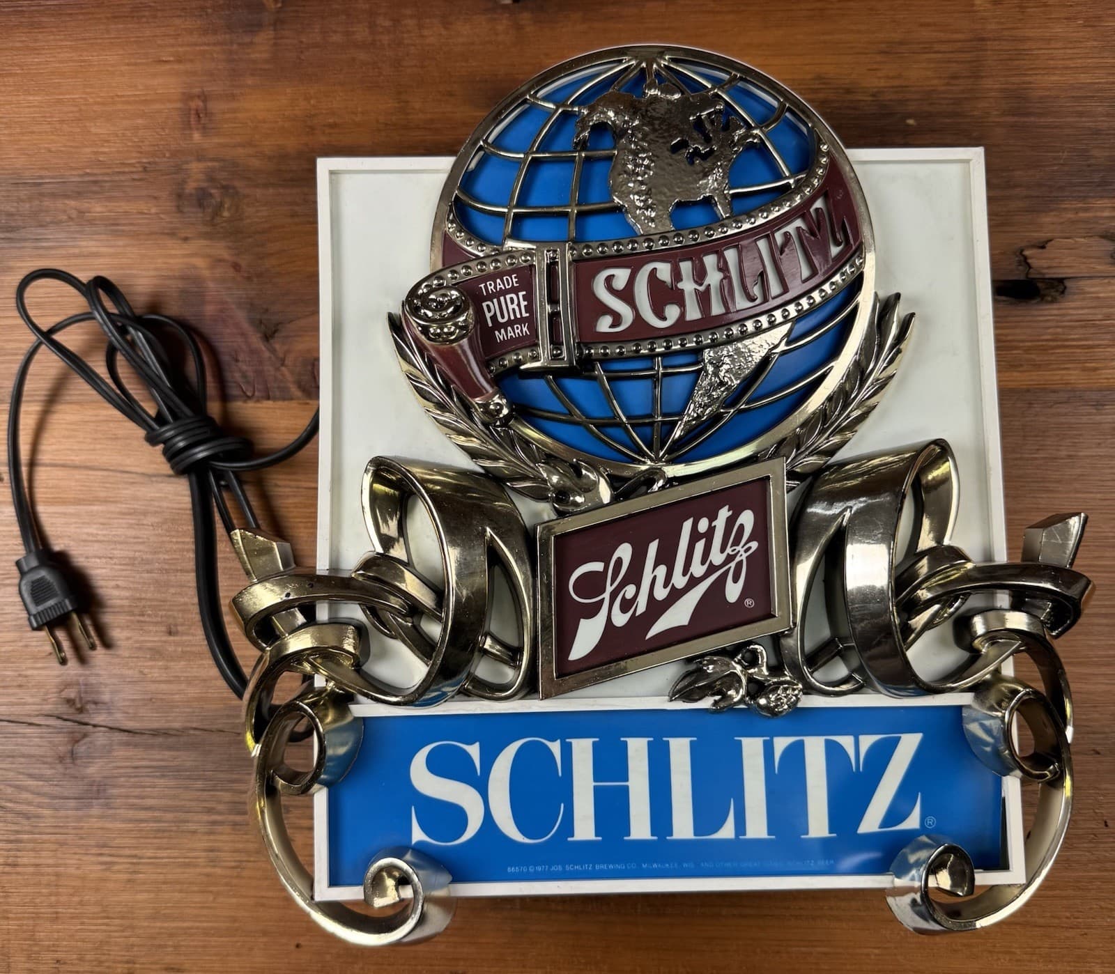 Vintage 1977 SCHLITZ Beer Lighted Bar Sign Light Up  Globe Wall Plaque Union 2