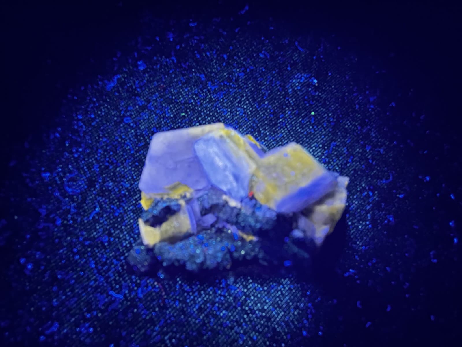 KB: BRIGHT!! SW & LW FL. VIOLET & YELLOW/ORAANGE FLUORAPATITE XLS. FROM PORTUGAL 3