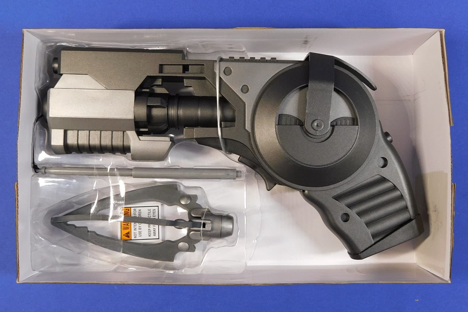 BATMAN ARKHAM ORIGINS NECA GRAPNEL LAUNCHER REPLICA 2