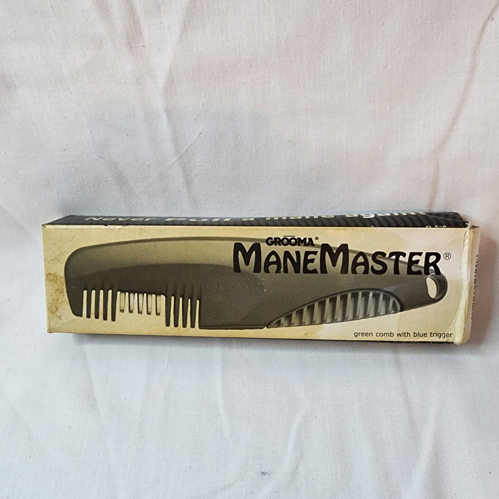 Grooma ManeMaster Horse Comb by White Horse Trading Co.  Green Comb Blue Trigger 2