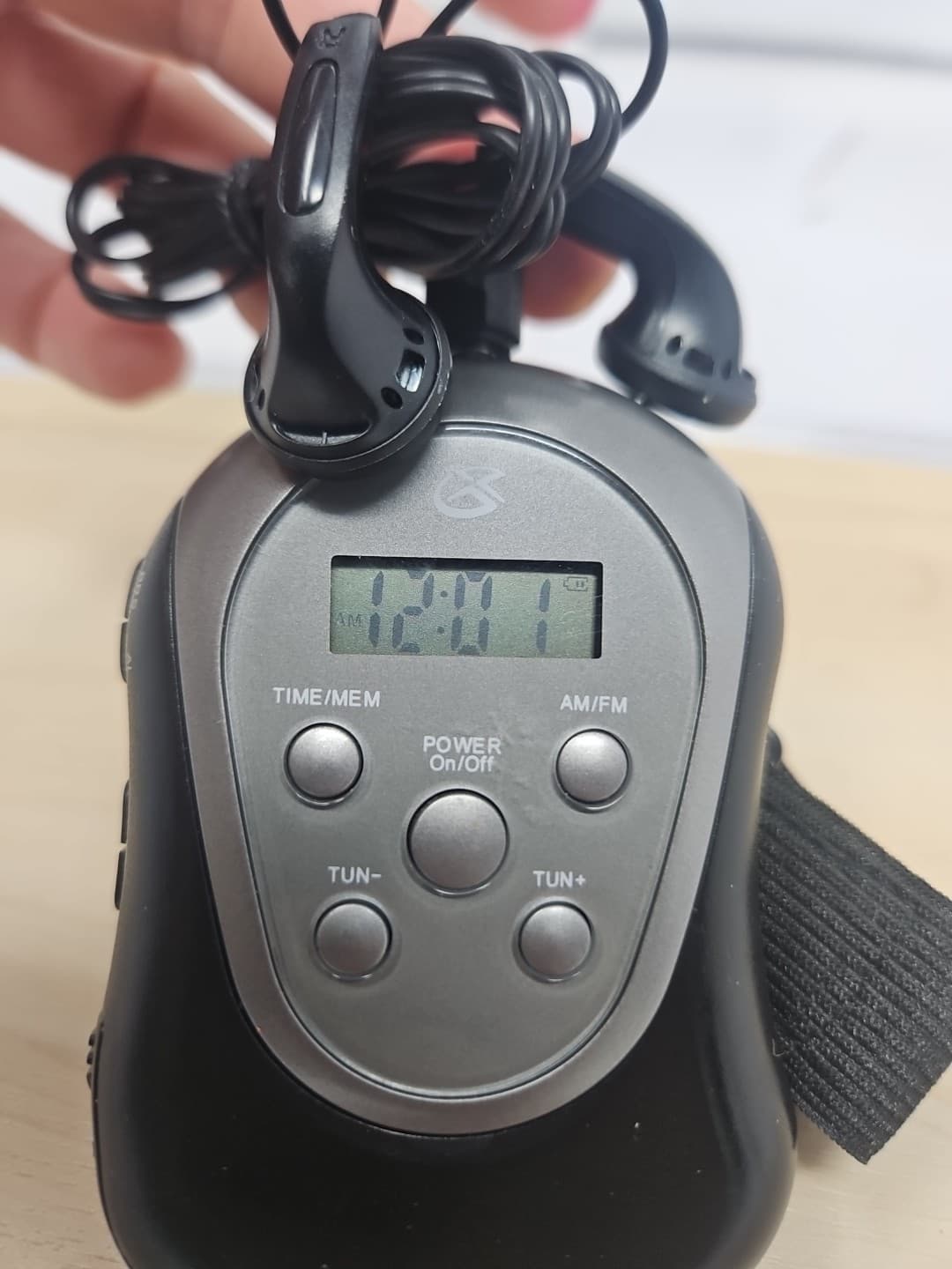 GPX Digital AM/FM Armband Radio With Headphones And Batteries Works Read