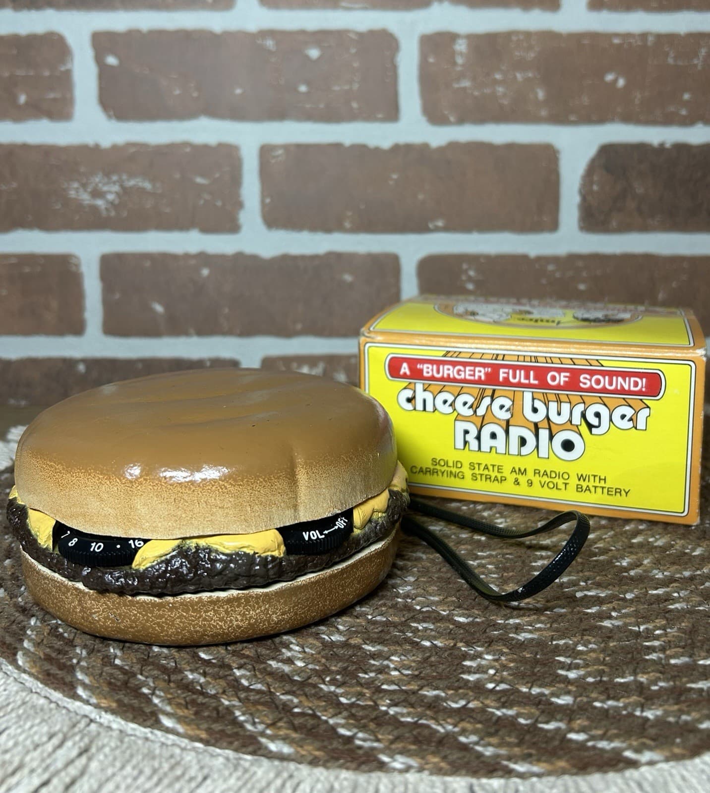Vintage 1976 Amico Cheeseburger Novelty Solid State Radio W/ OB & Battery 2