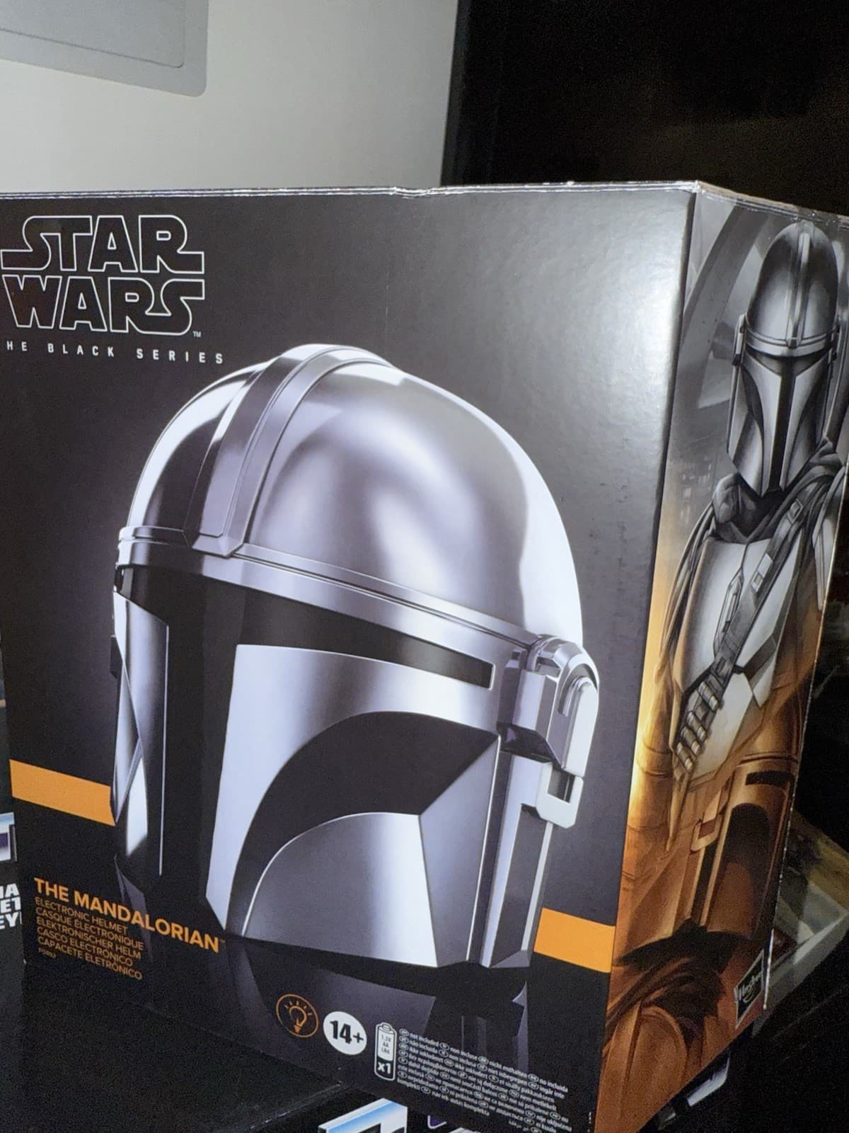 Hasbro Star Wars The Black Series The Mandalorian Premium Electronic Helmet  2