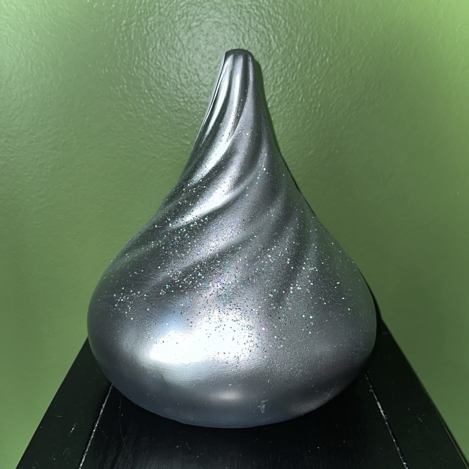 New HERSHEYS KISSES Silver 9” Tabletop Decor 4