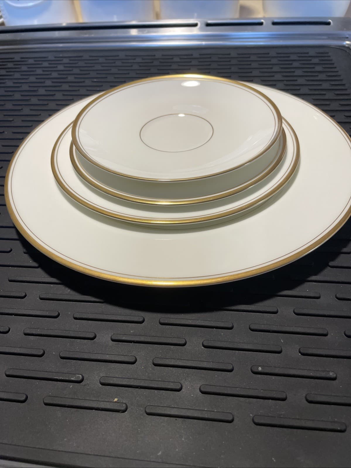 5 Piece Dinnerwear Set Mikasa Bone China Wheaton A1-102 Gold Trim 2
