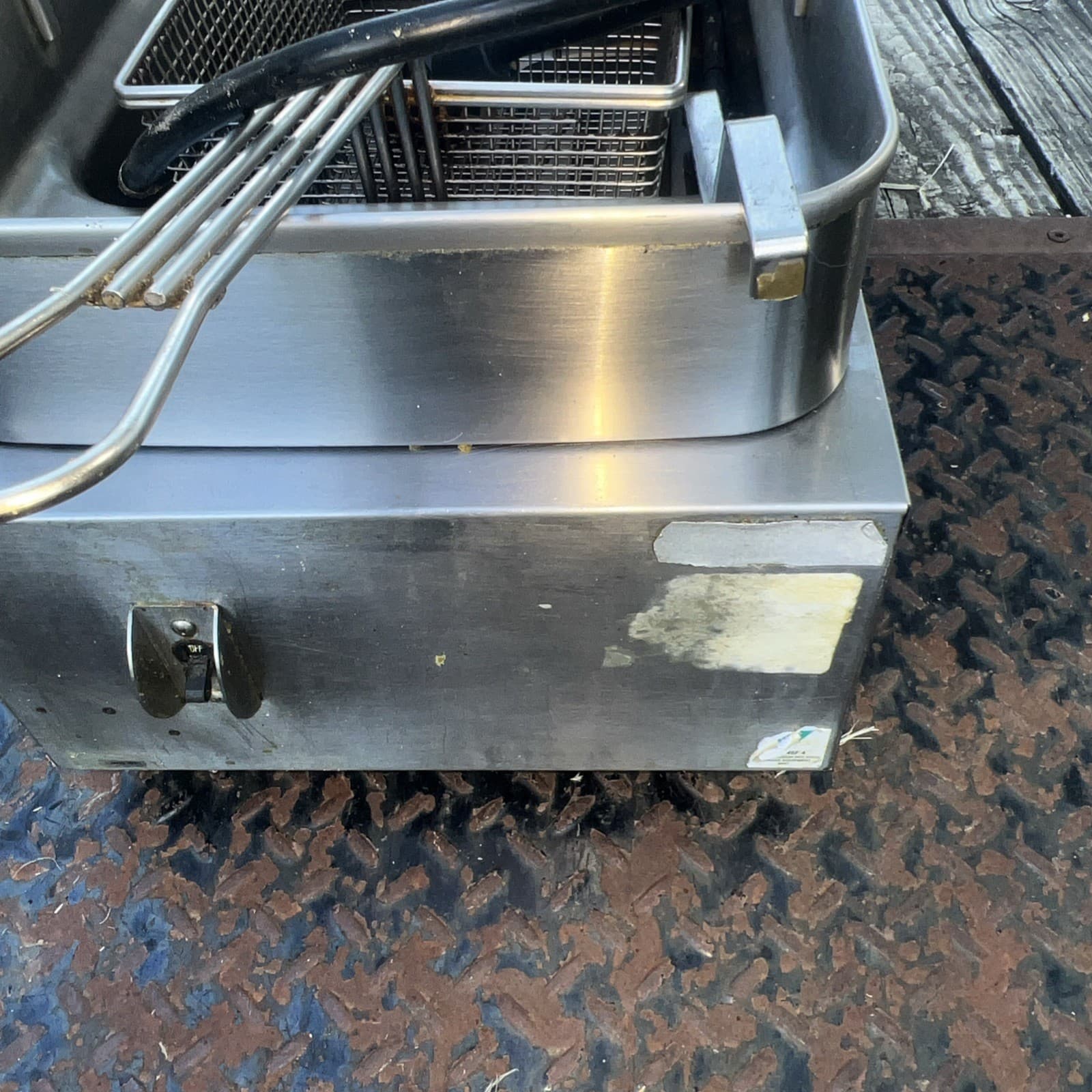 Wells 5E-F15CY 15 lb. Electric Countertop Fryer - 208-240V, 4319/5750W BB 3